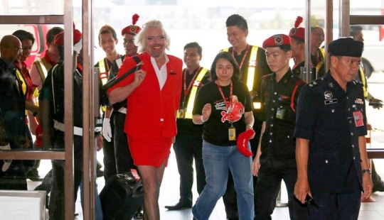 El hombre dijo, el hombre hizo: el director ejecutivo de Virgin, Richard Branson, se convierte en asistente de vuelo