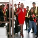 El hombre dijo, el hombre hizo: el director ejecutivo de Virgin, Richard Branson, se convierte en asistente de vuelo