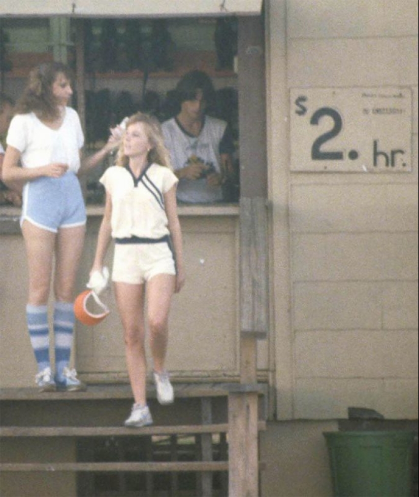 El joven Americano de las mujeres en las playas de Texas en la década de los 80