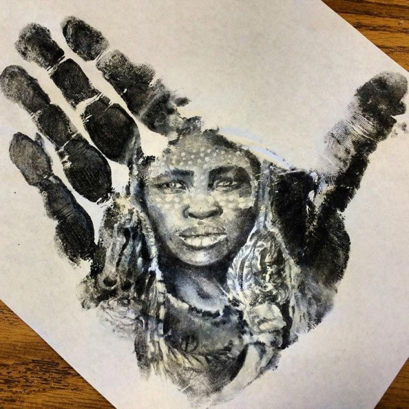 El maestro de escuela dibuja retratos increíblemente realistas en las palmas de sus manos y los usa como sello