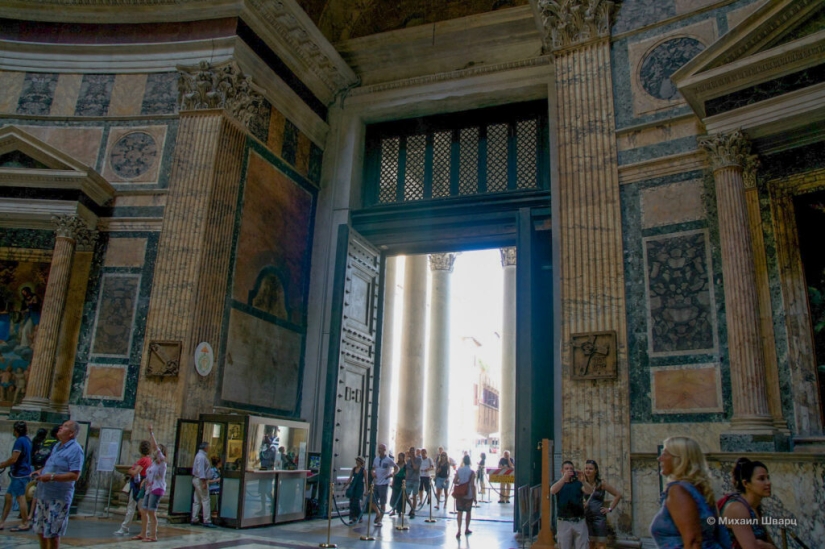 El misterio de las puertas del Panteón, que pesan 17 toneladas pero pueden ser abiertas por una sola persona