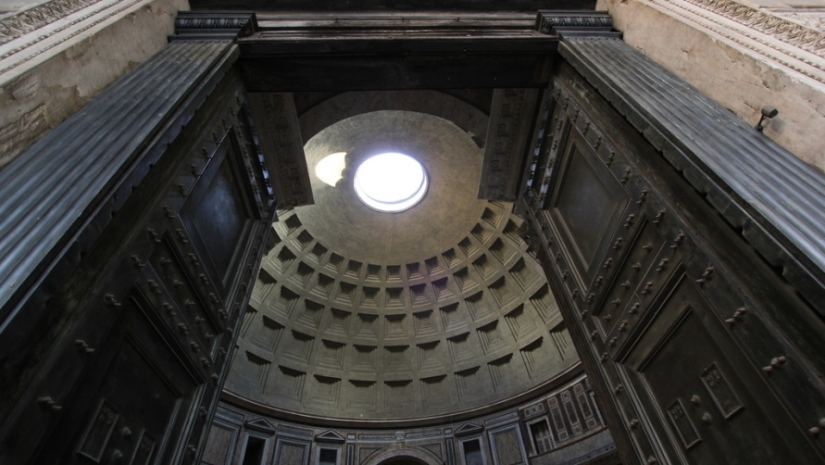 El misterio de las puertas del Panteón, que pesan 17 toneladas pero pueden ser abiertas por una sola persona