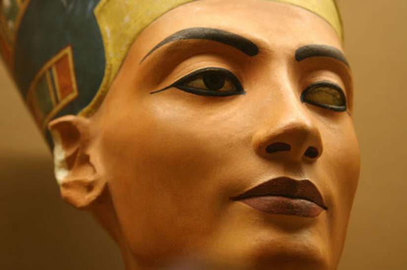 El misterioso destino de la Reina Nefertiti: el matrimonio precoz, la peste, la intriga, y la desaparición de