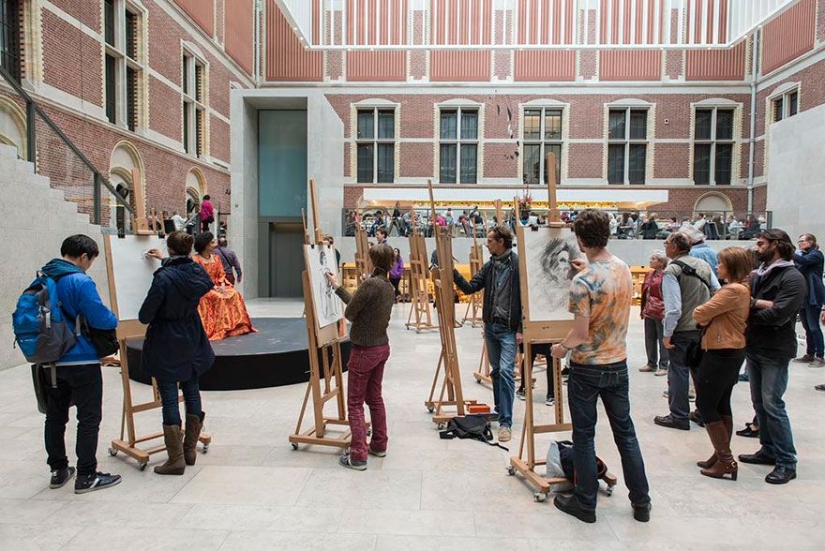 El Museo Estatal Holandés prohíbe las cámaras y les dice a todos que dibujen lo que ven