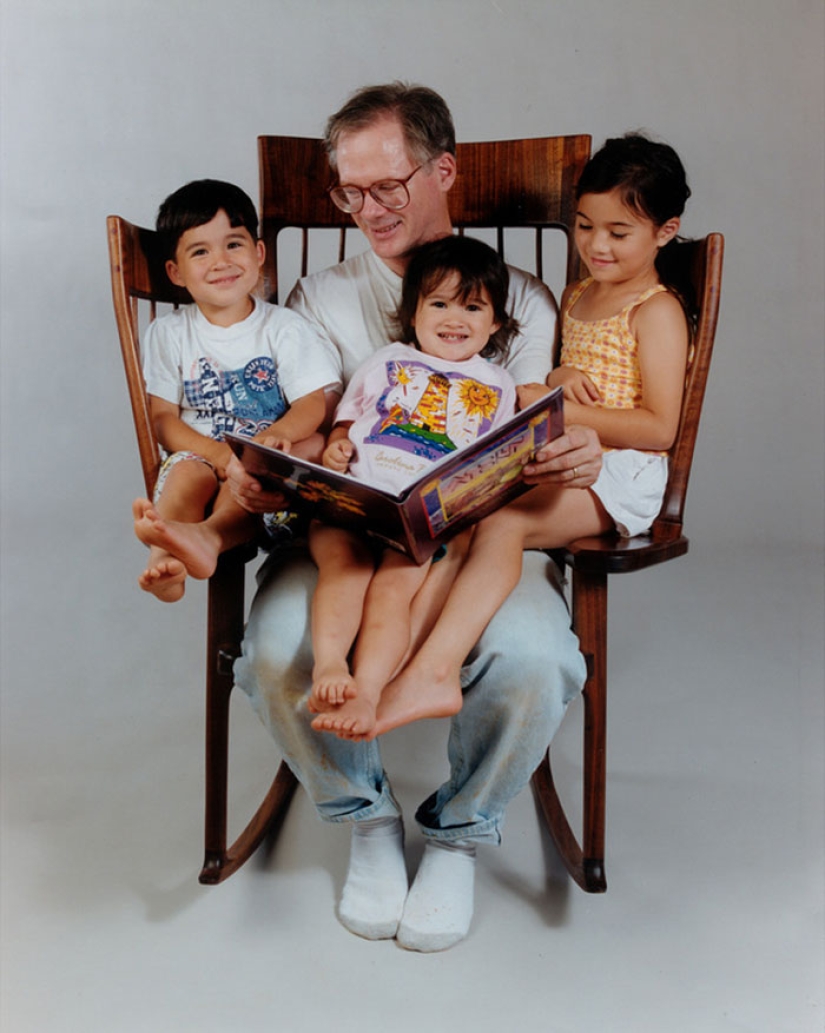 El padre creó una mecedora triple para leer cuentos de hadas a sus hijos