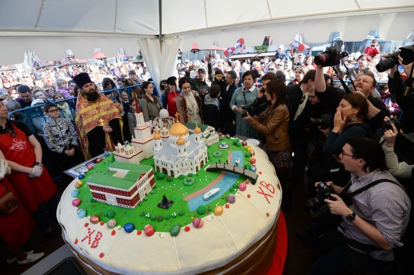 El pastel de Pascua más grande del mundo fue comido por 10 mil moscovitas