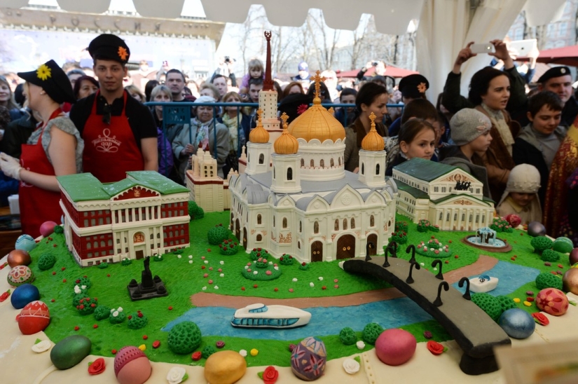 El pastel de Pascua más grande del mundo fue comido por 10 mil moscovitas