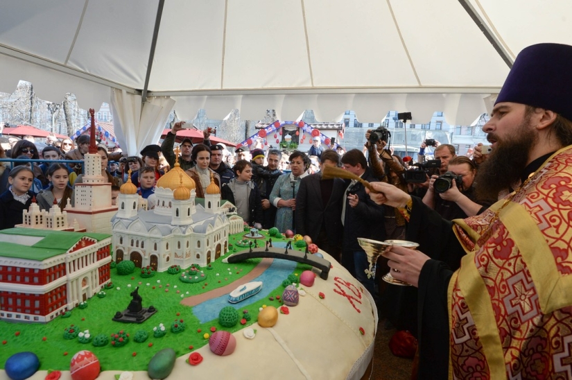 El pastel de Pascua más grande del mundo fue comido por 10 mil moscovitas