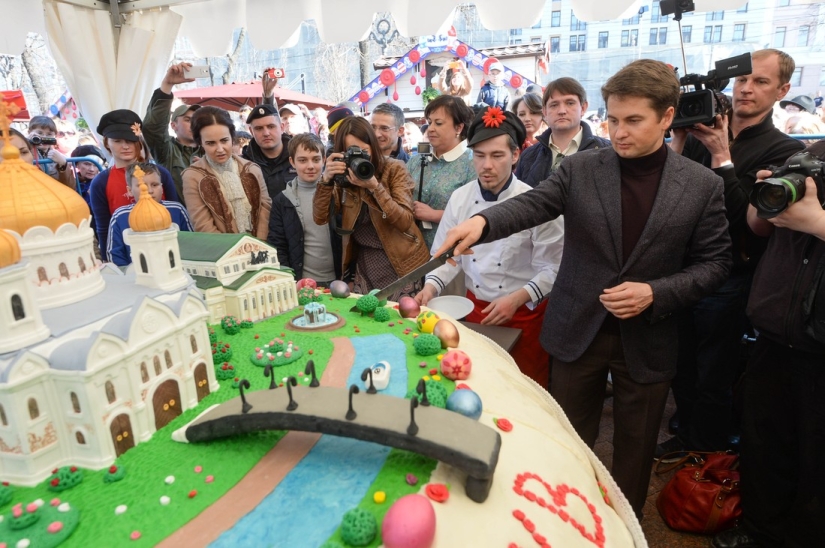 El pastel de Pascua más grande del mundo fue comido por 10 mil moscovitas