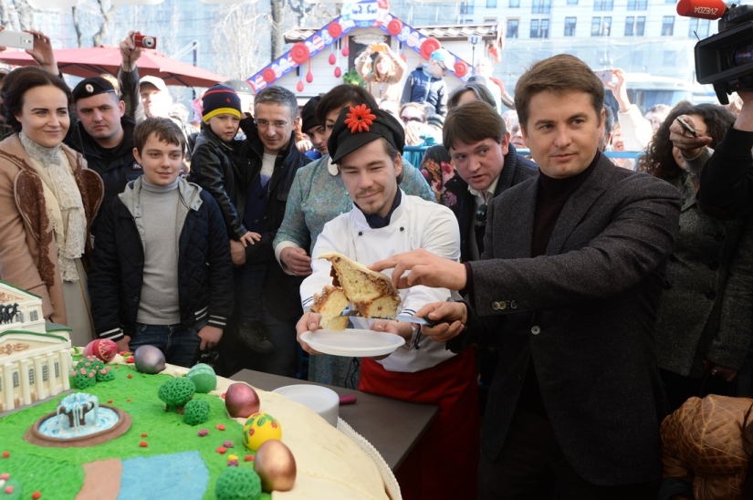 El pastel de Pascua más grande del mundo fue comido por 10 mil moscovitas