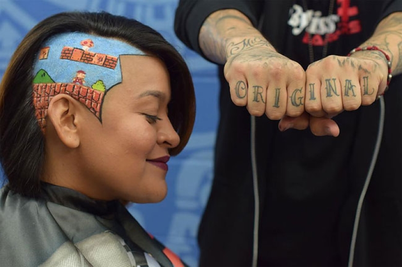 El peluquero crea retratos tridimensionales del cabello de los clientes