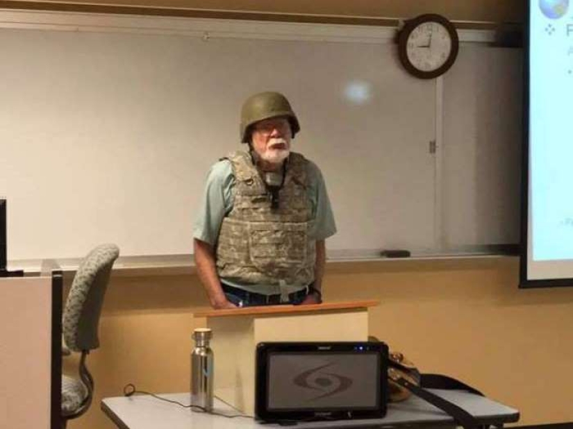 El profesor llegó a la conferencia con casco y chaleco antibalas, porque a los estudiantes se les permitía portar armas