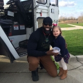 El sueño de una niña de 3 años se hizo realidad: en su cumpleaños conoció a un basurero