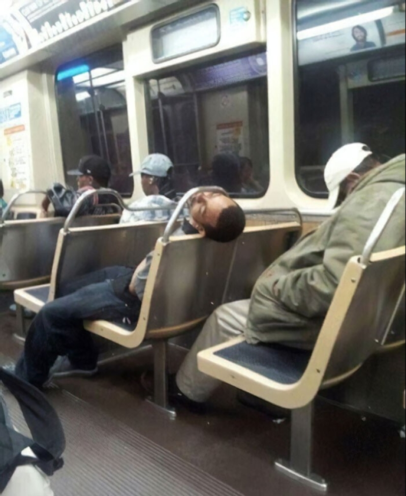 El sueño es sagrado: gente durmiendo en las más ridículas poses y lugares