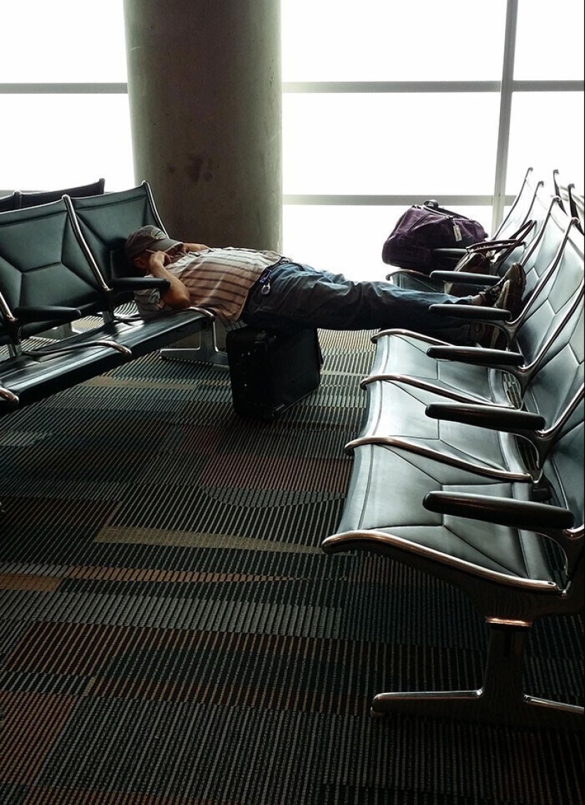 El sueño es sagrado: gente durmiendo en las más ridículas poses y lugares