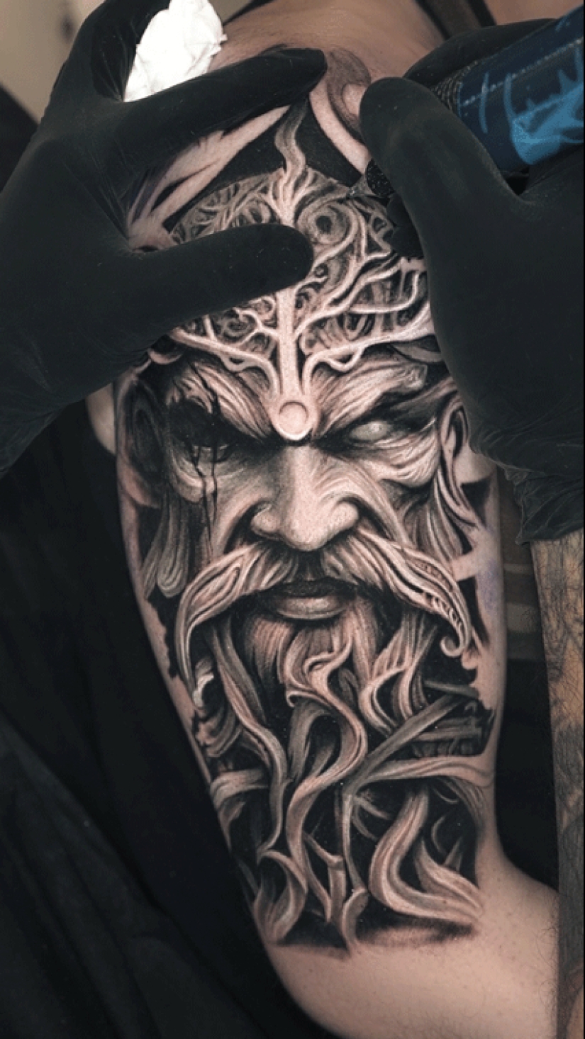 El tatuador Darwin Henríquez y sus obras maestras en la piel