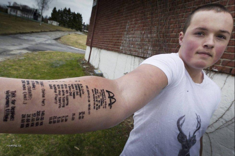 El tipo se hizo el peor tatuaje del mundo, perdiendo la apuesta
