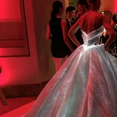 El vestido luminoso de la futura actriz Claire Danes