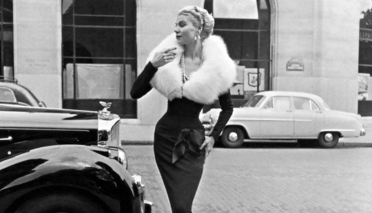Elegancia clásica de Dior: exquisitos modelos de las décadas de 1940 y 1960 en las calles de París