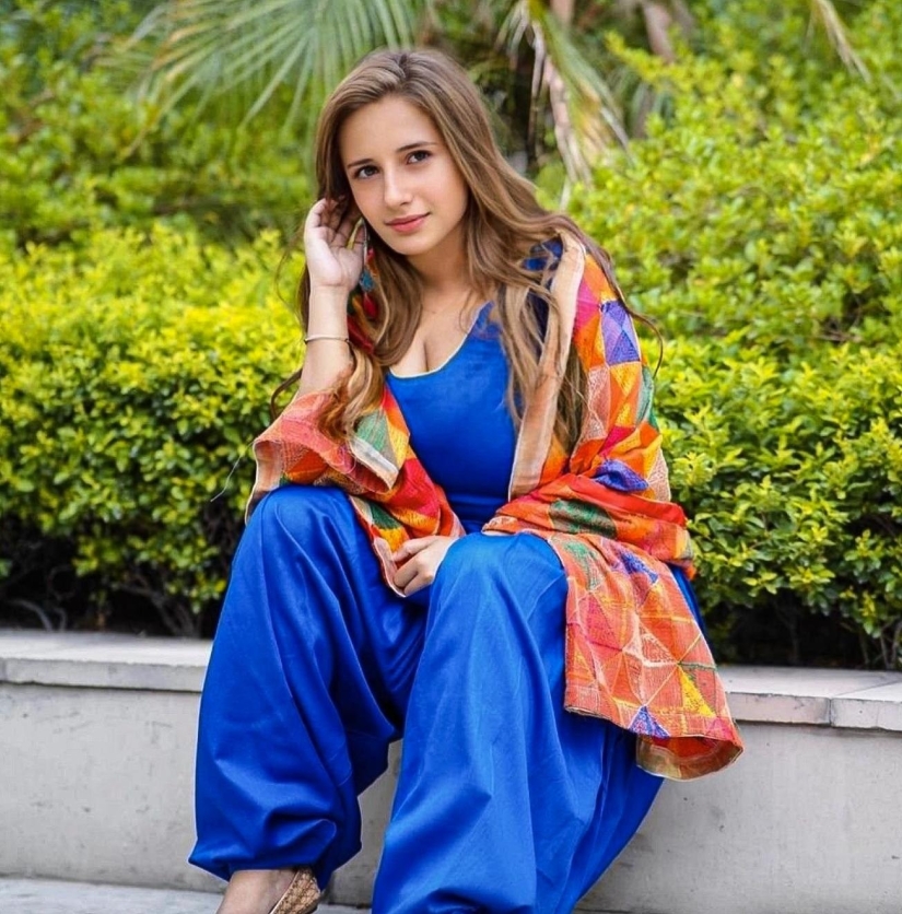 Ella no se esconde detrás de la ropa holgada, sino que, por el contrario, enfatiza sus magníficas formas de todas las formas posibles: la modelo de talla grande Jhanvi Bhattarachya