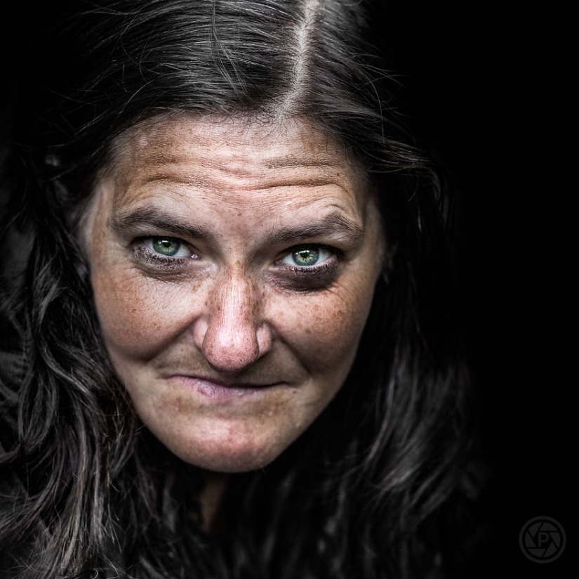 Ellos también tienen un alma: un fotógrafo que toma retratos de personas sin hogar