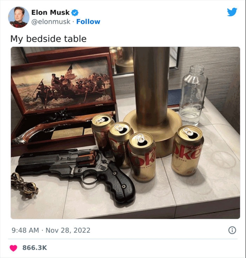 Elon Musk publicó una foto de su mesita de noche, por lo que Internet creó divertidos memes al respecto