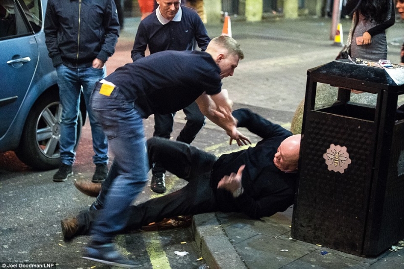Embriaguez, peleas y lesiones: cómo se celebró el "Viernes del Brillo" en el Reino Unido