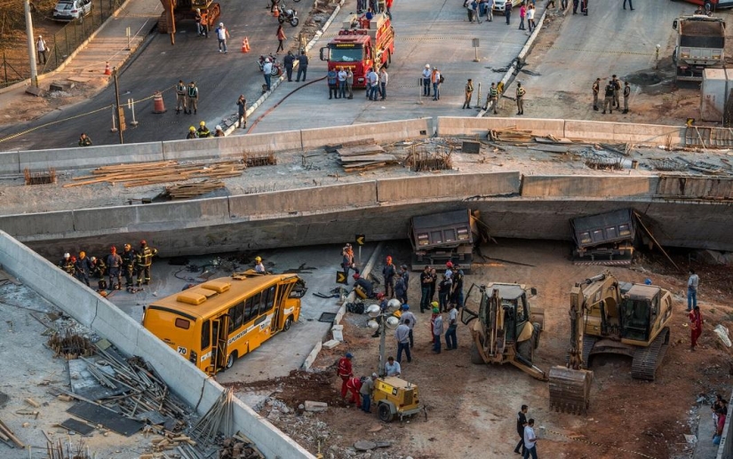 En Brasil, un paso elevado se derrumbó sobre un autobús y automóviles