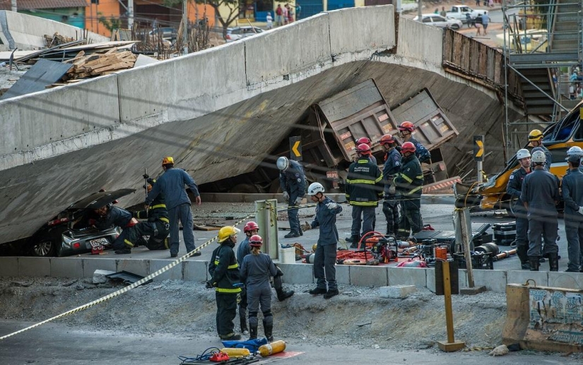 En Brasil, un paso elevado se derrumbó sobre un autobús y automóviles