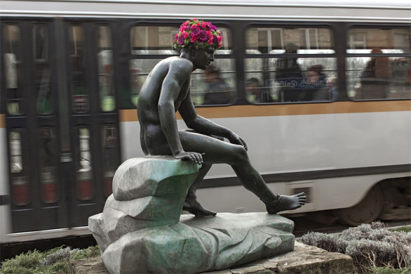 En Bruselas, los monumentos están decorados con barbas y pelucas florales
