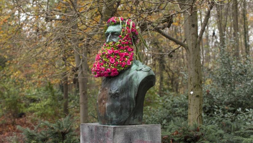 En Bruselas, los monumentos están decorados con barbas y pelucas florales