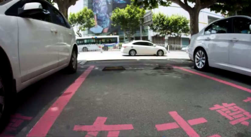 En China, hicieron espacios de estacionamiento especiales para hielo de automóviles