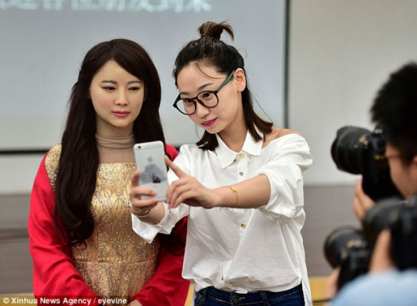 En China, hicieron un robot femenino sumiso