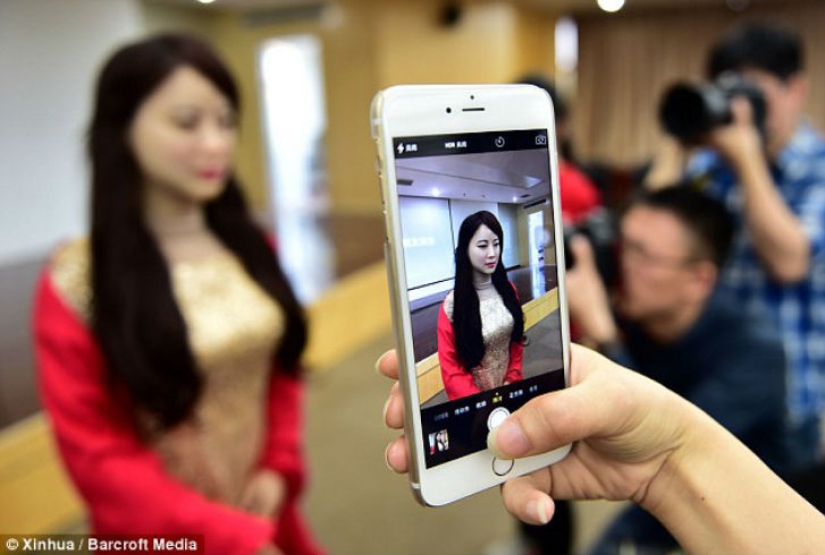 En China, hicieron un robot femenino sumiso