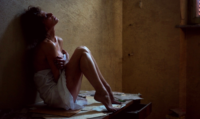En contraste: fotógrafo fotografía a chicas desnudas en edificios abandonados