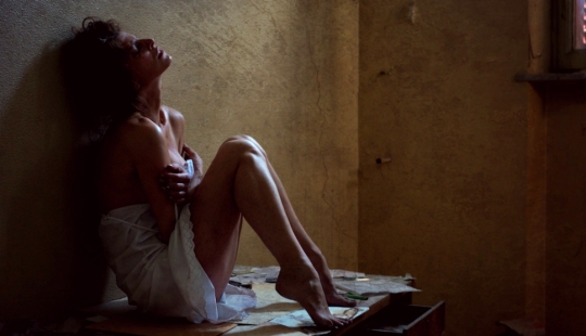 En contraste: fotógrafo fotografía a chicas desnudas en edificios abandonados