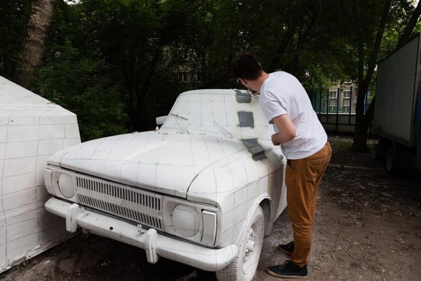 En Ekaterimburgo, los artistas "quitaron" un automóvil viejo de la realidad junto con un garaje