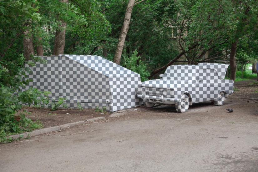 En Ekaterimburgo, los artistas "quitaron" un automóvil viejo de la realidad junto con un garaje