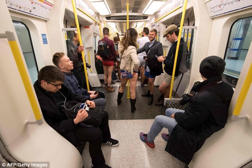En el metro en calzoncillos — se celebró un "Día sin pantalones" en Londres