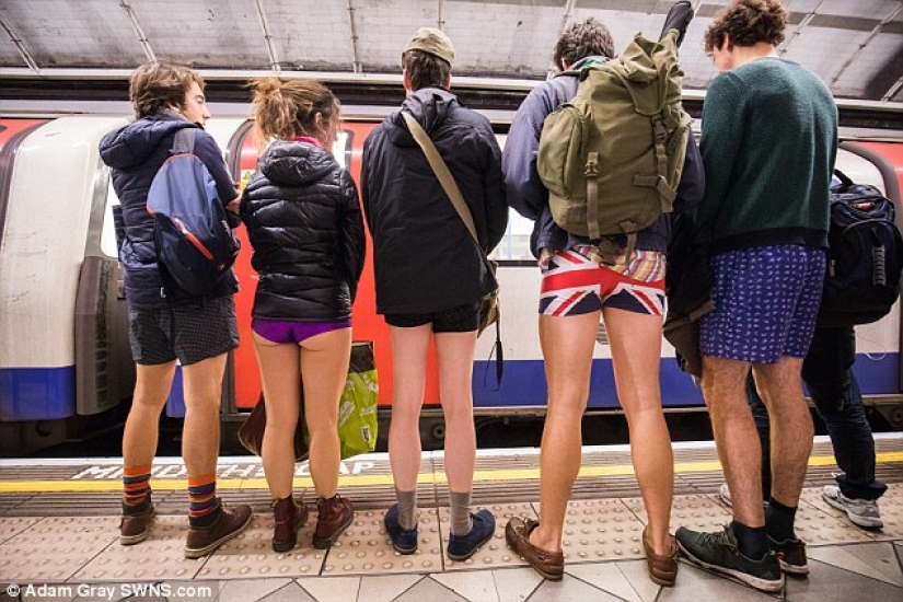 En el metro en calzoncillos — se celebró un "Día sin pantalones" en Londres