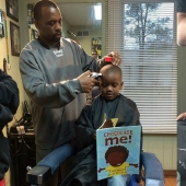 En esta barbería, los niños se cortan el pelo gratis si leen libros en voz alta durante el corte de pelo