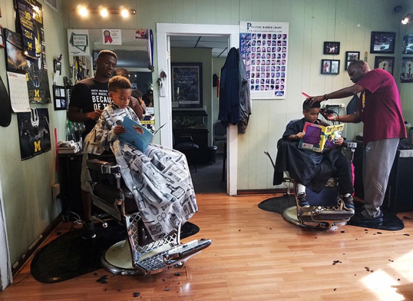 En esta barbería, los niños se cortan el pelo gratis si leen libros en voz alta durante el corte de pelo