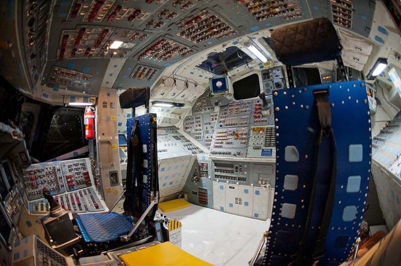 En la cabina del piloto del transbordador espacial