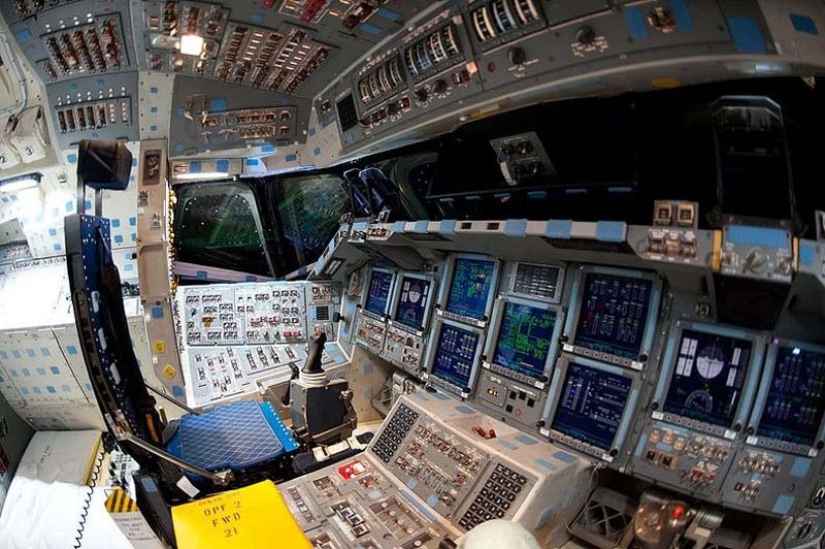 En la cabina del piloto del transbordador espacial