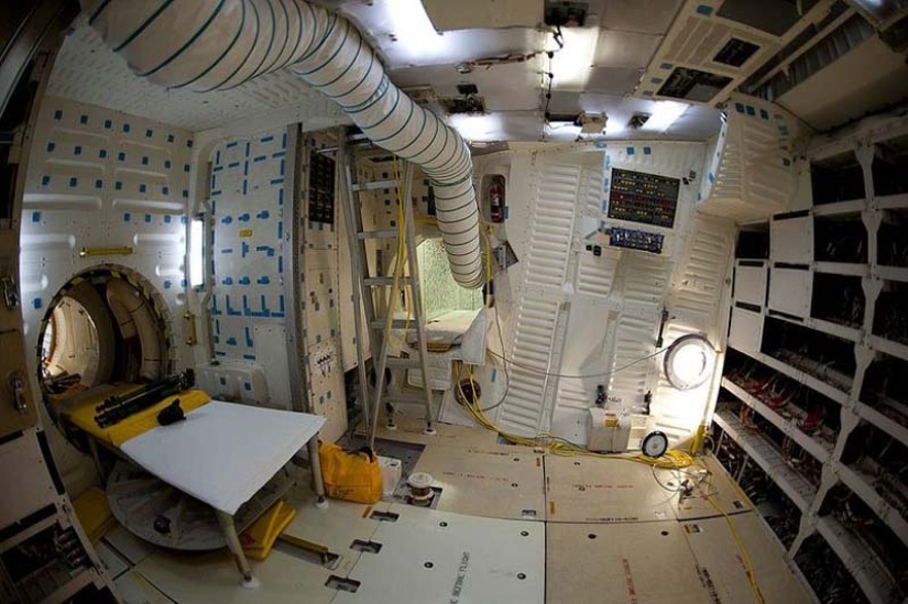 En la cabina del piloto del transbordador espacial