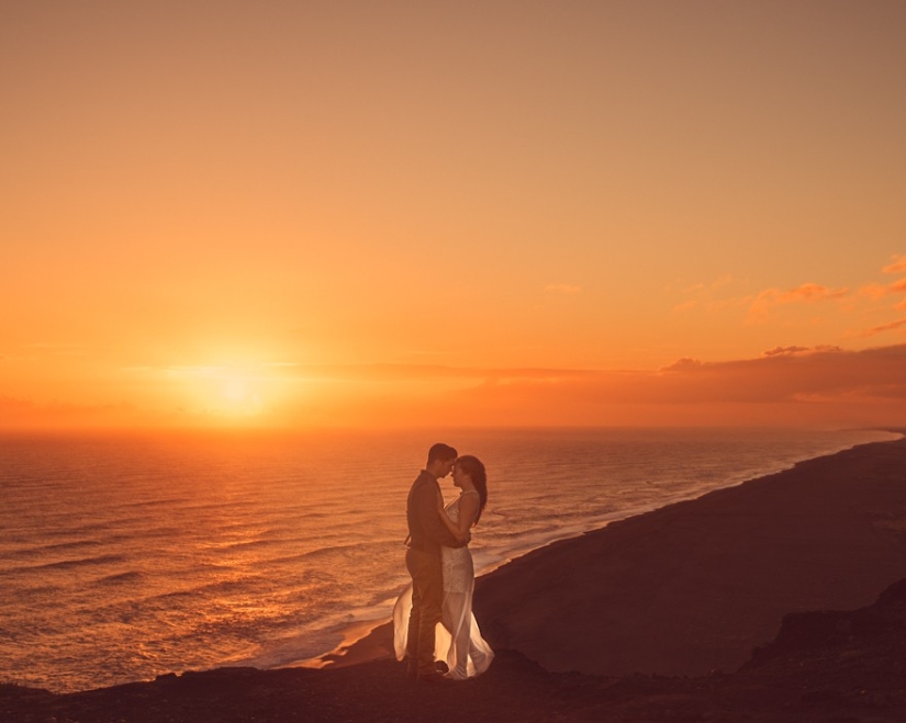 En lugar de una boda tradicional con un maestro de ceremonias y parientes masticadores, esta pareja decidió casarse en Islandia.