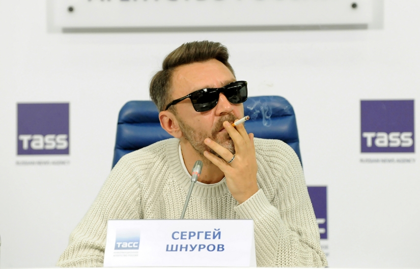 En San Petersburgo, para beber, en TASS — para fumar. Shnurov anunció un concierto en Moscú