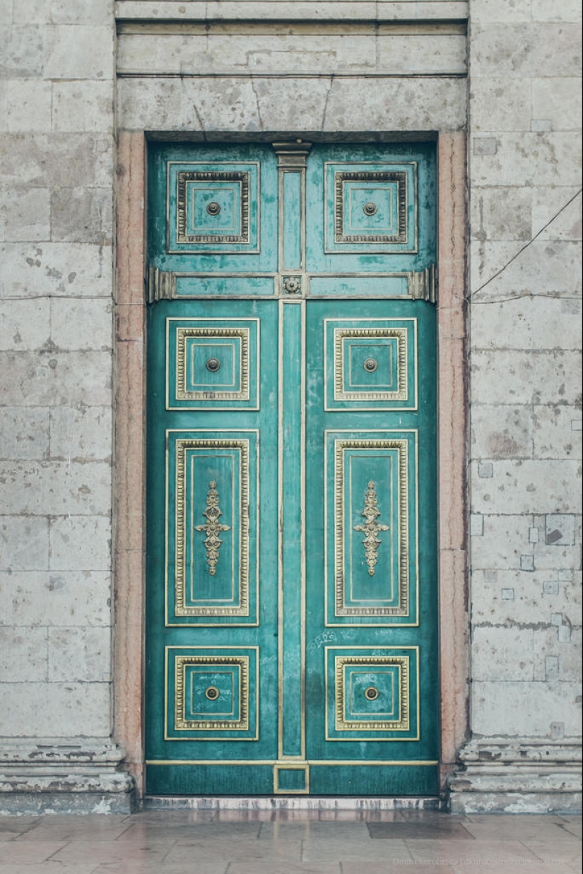 Entertaining geography - doors in different parts of Europe