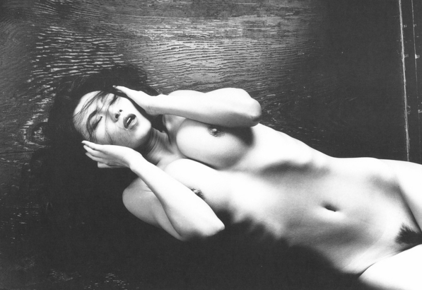 Erotic works of classic Japanese photography by Yoshihiro Tatsuki