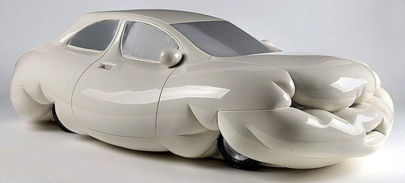 Esculturas de salchichas de Erwin Wurm, autos obesos y otras rarezas